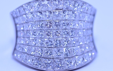 Grande bague de qualité or blanc 18ct. (poinçon 750) avec 91 diamants taille princesse couleur:...