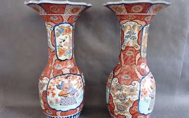 JAPON IMARI, Paire de grands vases en porcelaine à décor de guerriers et paysages lacustres...