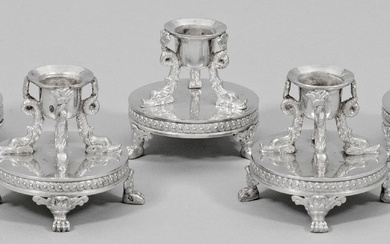 Jeu de cinq petits chandeliers de table décoratifs Empire en argent. Un socle rond entouré...