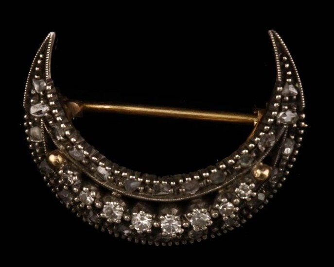 Jewellery gold - 14k yellow gold crescent moon brooch, set with single-cut and rose-cut diamonds in silver settings - 25 mm