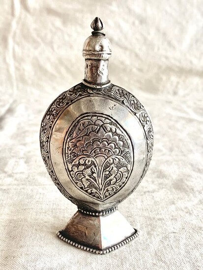 Judaica - A magnificent perfume bottle for Jewish bride- .800 silver - Jewish Moroccan artist- Morocco - Early 19th century