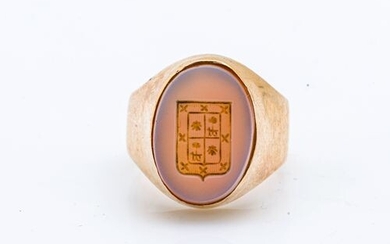 Knight's ring in 18 karat (750 thousandths) yellow gold engraved...