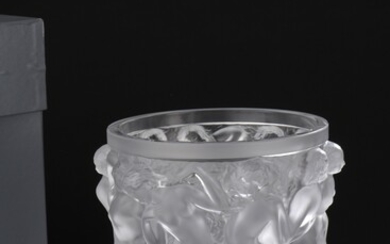 LALIQUE France Vase en cristal translucide pressé moulé partiellement satiné, modèle "bacchantes". Signé "Lalique France",...