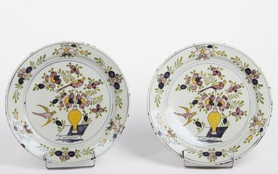 LILLE Paire de plats en faïence à décor polychrome. 18ème siècle. Diamètre : 32 cm...