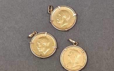 LOT de trois pendentifs en or jaune 750° ornée de trois souverains Georges V/1915 et...