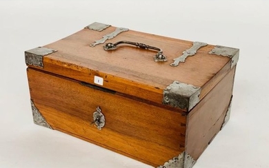 LOUIS XIV WALNUT BOX in walnut with an...