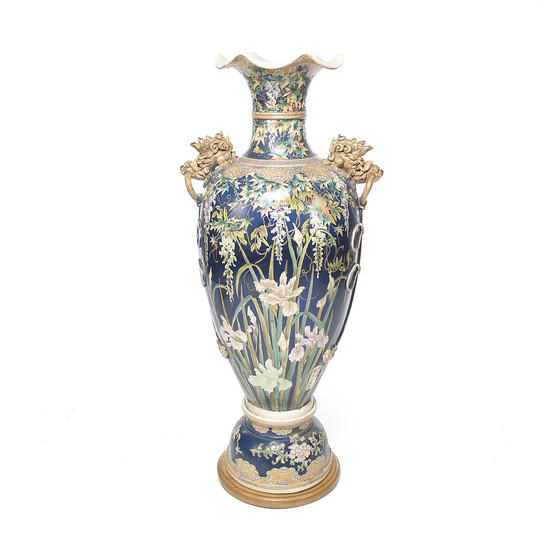 Large Japanese vase in earthenware, late 19th-early decades of the 20th Century.