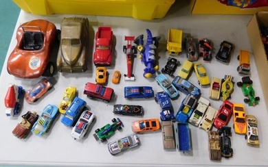 Large Lot of assorted Toy cars - Matchbox / Hot Wheels type, etc.