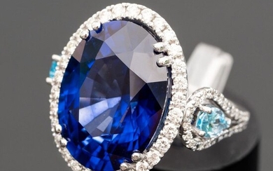 Large Sapphire Ring with Diamonds - 14 kt. White gold - Ring - 15.13 ct Sapphire - 0.65ct Topaz & 1.16ct Diamond D-F/VVS Diamond