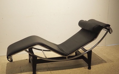 Le Corbusier, Charlotte Periand, Pierre Jeanneret / Cassina : Chaise longue, modèle LC4, dessiné en...