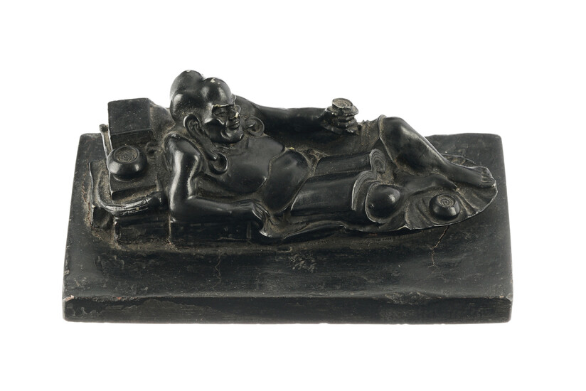 Li Bai allongé, sculpture en résine peinte, sur socle en céramique vernissée, Chine, h. 8 cm, l. 18,5 cm