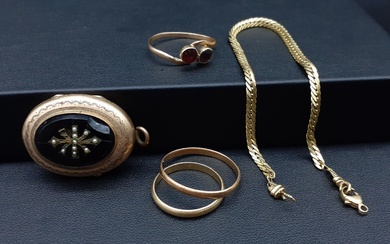 Lot d'or très dégradé comprenant une bague sertie de pierres, deux alliances et un bracelet,...