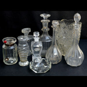 Lotto composto da due vasi, cinque bottiglie con tappo, un vasetto con coperchio e un posacenere in vetro e cristallo...