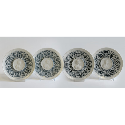 Manifattura di Doccia, Richard Ginori, secolo XX, gruppo di quattro piatti in porcellana della serie "I grandi Medici" (d cm...