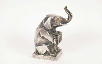 Mascotte automobile. Eléphant accordéoniste, bronze argenté attribué à Jacques Cartier. H : 12 cm