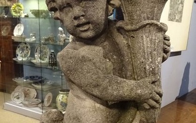 Meuble: Sculpture de jardin paire de Putti (ptt acc) tenant un flambeau en pierre reconstituée...