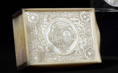 Mother-of-pearl box engraved with foliated scrolls and decorated on the lid with a medallion presenting ring arms stamped with a count's crown. English work from the early 18th century Height 2.7 cm, Width 5.3 cm, Depth 7.3 cm
