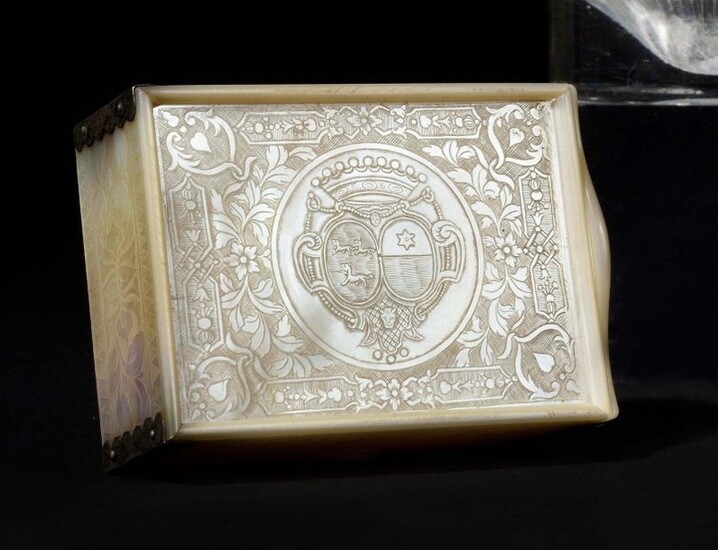 Mother-of-pearl box engraved with foliated scrolls and decorated on the lid with a medallion presenting ring arms stamped with a count's crown. English work from the early 18th century Height 2.7 cm, Width 5.3 cm, Depth 7.3 cm