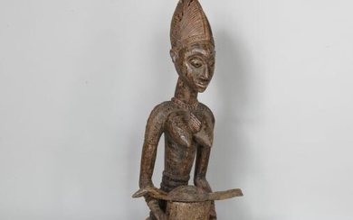 NIGERIA Porteuse de coupe en bois sculpté à scarifications. XXe, dans le style des YORUBA...