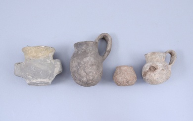 Néolithique/Age du Bronze Quatre vases en céramique : - Petit vase en céramique avec oreilles...