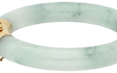 No Reserve - Jade bangle bracelet with a 14K yellow gold closure and hinge.