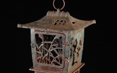 Okimono - Cast iron - Ancient and unique cast iron lanterns - Japan - Meiji period (1868-1912)