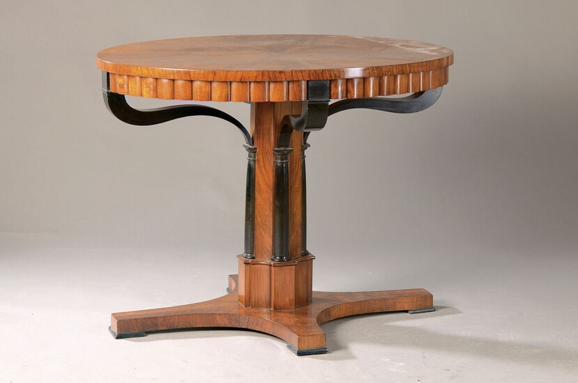 Ovaler Biedermeier table, France, probably 1930s, mahogany veneer,...