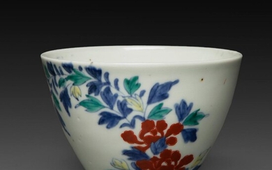 PETITE COUPE en porcelaine de Nabeshima, à décor en bleu sous couverte et émaux polychromes rouge, vert et jaune, de fleurs de...