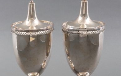 Paar 1e gehalte zilveren vaasvormige kastanjevazen met blauw binnenglas,...