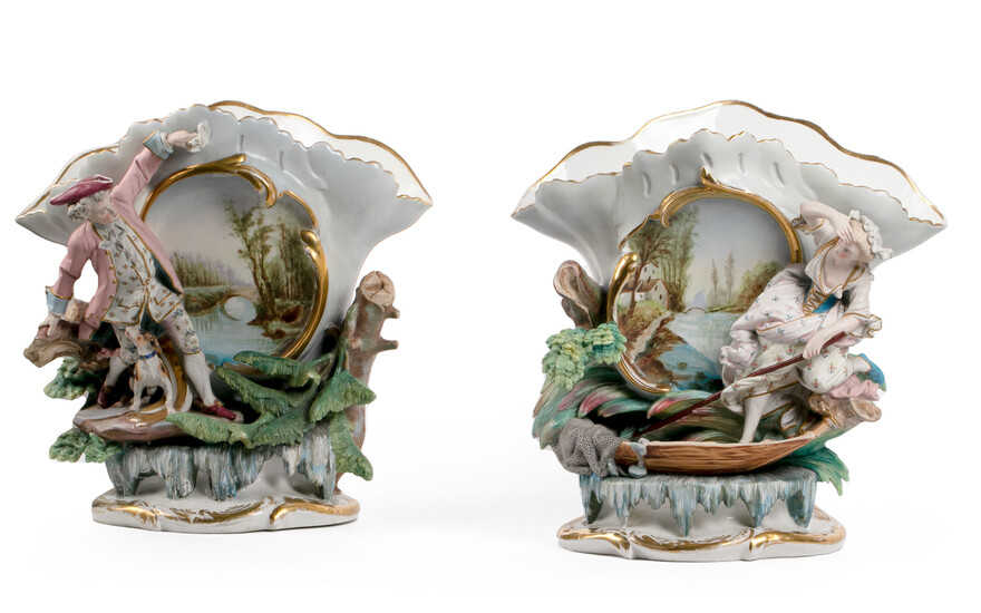 Paar imposante cornetvazen met waaiervormige hals in deels verguld en beschilderd Oud-Brussels porselein met jonge edelm