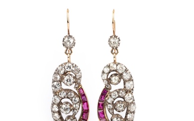 Paire de boucles d'oreilles en rubis et diamants, composite du début du 20e siècle, chacune...