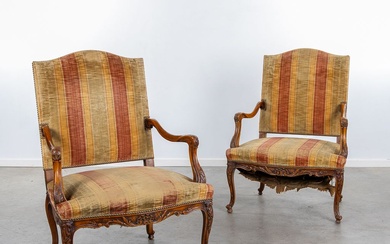 Paire de fauteuils anciens de style Louis XV. Dimensions : (L:73 x L:78 x H:108...