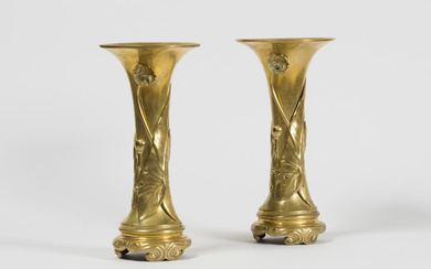 Paire de vases en bronze doré, circa 1900