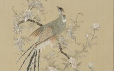 Panneau en soie brodée à fond beige Chine, début du XXe siècle À décor de...