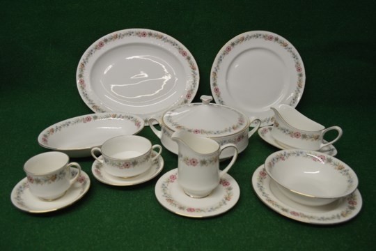 Paragon Belinda pattern tea and dinner service to comprise: ...