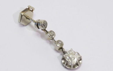 Pendant d'oreille en or gris (18K), sertie griffes d'un diamant, de 1 ct environ, de...