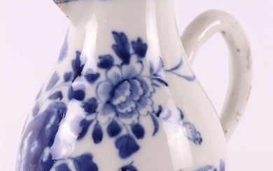 Pot à lait en porcelaine bleue et blanche, Chine, Qianlong, XVIIIe siècle. Décor en bleu...