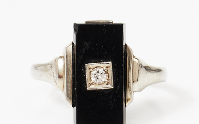 RING, 18k white gold, rectangular onyx with decor of brilliant cut diamonds approx 0,04 ct.