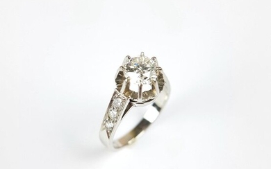 RING in platinum set with a diamond claw set with six diamonds, TDD 52, PB 5.1 g