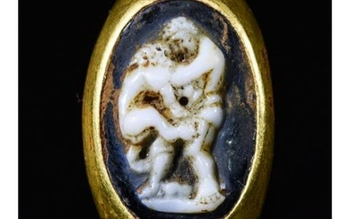 ROMAN GOLD CAMEO RING - HERCULES AND THE NEMEAN LION