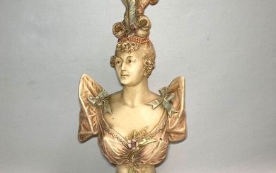ROYAL DUX Buste de dame en porcelaine, annoté "BU 1705" au dos H.: 49.5 cm...