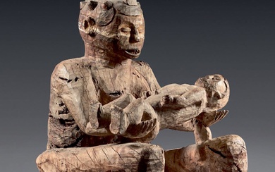 Rare extrémité de tambour Mbembe sculptée d'une représentation de maternité (Nigeria). Cette imposante sculpture de...