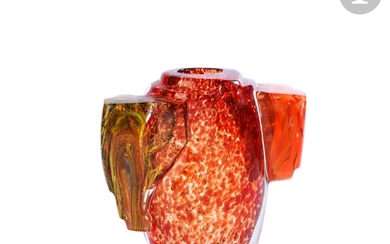 René DENIEL (France, né en 1947) Vase en verre soufflé à décor moucheté rouge et...
