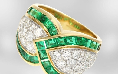 Ring: decorative, valuable Italian designer ring with emeralds...