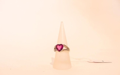 Ring in 18 carat white gold set with a cordiform pink stone and brilliants, t. 54, 6 g approx.