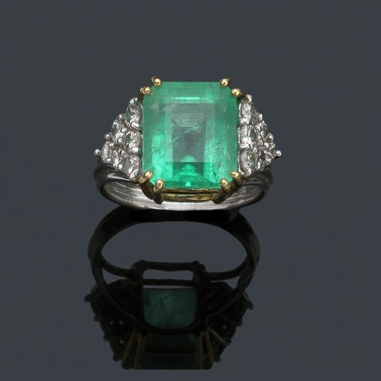 Ring with central Colombian emerald and brilliants in