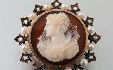 Round 750 thousandths pink gold brooch set with an agate cameo representing a lady in profile carrying a strawberry, the circumference adorned with silver fleurons set with rose-cut diamonds alternating with button pearls (2 missing) - Late 19th century.