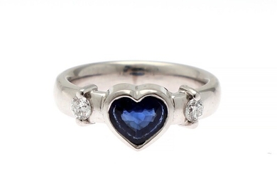 Ruben Svart: A sapphire and diamond ring set with a heart-shaped sapphire flanked by two diamonds, mounted in 14k white gold. Size 56.