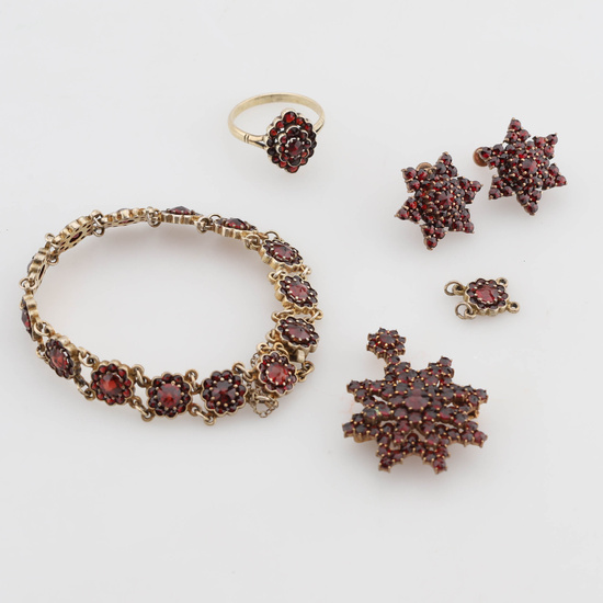 SET OF GARNETS, 4 pieces, bracelet, earrings, brooch/pendant and ring, gold-plated silver/yellow metal.