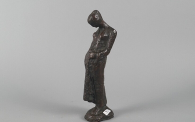 Sculpture en bronze, Femme avec tablier, monogrammée 'GS', h. 26 cm.